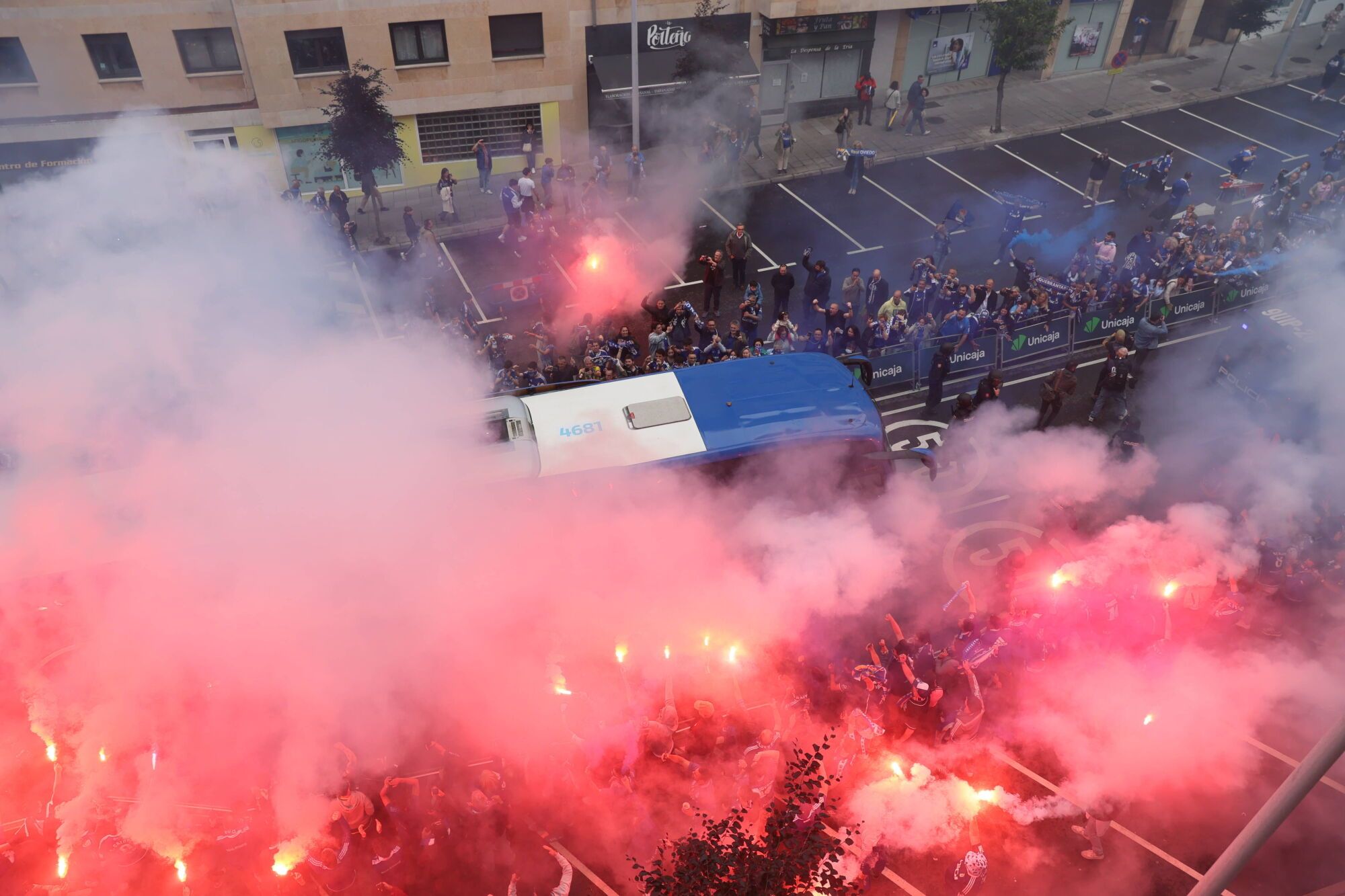 Así fue el recibimiento de la afición al Real Oviedo y toda la previa del último partido de la temporada
