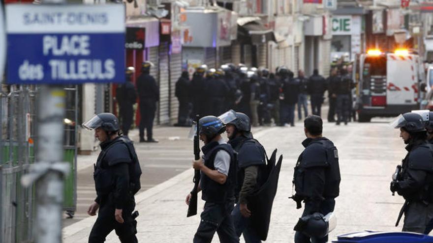 La policía francesa vigila los alrededores del estadio de Saint-Denis