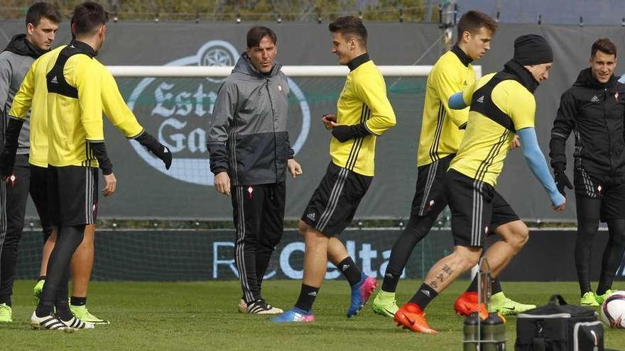 Eduardo Berizzo, en el centro, ayer, rodeado de jugadores del Celta durante el entrenamiento celebrado en A Madroa. // Ricardo Grobas