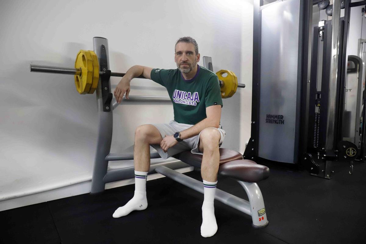 Ibón Navarro, entrenador del Unicaja CB durante la sesión de ejercicios en el gimnasio de las instalaciones deportivas del club