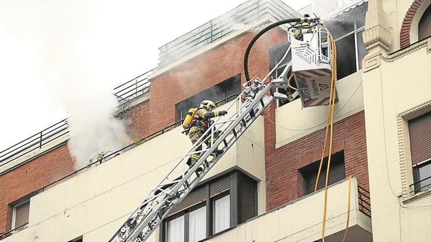 un espectacular incendio arrasa un piso en bilbao