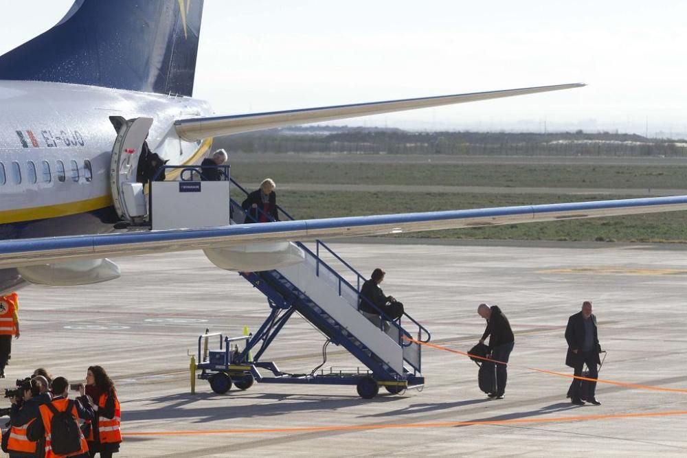 Llegada del primer avión al aeropuerto de Corvera