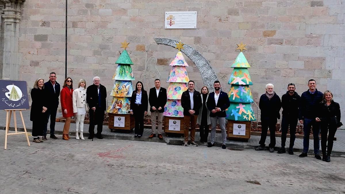La iniciativa embelleix el carrer la Tanda amb arbres decorats per destacats artistes de la capital de la Plana Baixa.