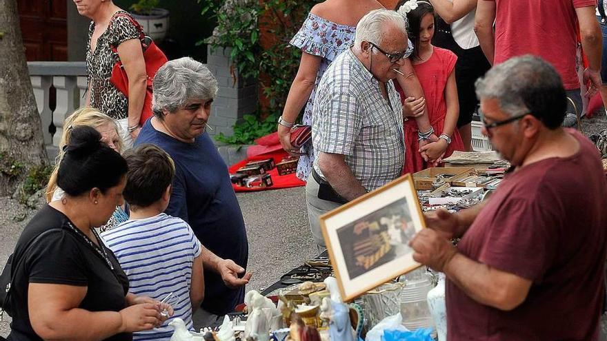 Comerciantes y vecinos, en las calles de Murias durante la celebración del mercado &quot;vintage&quot;.