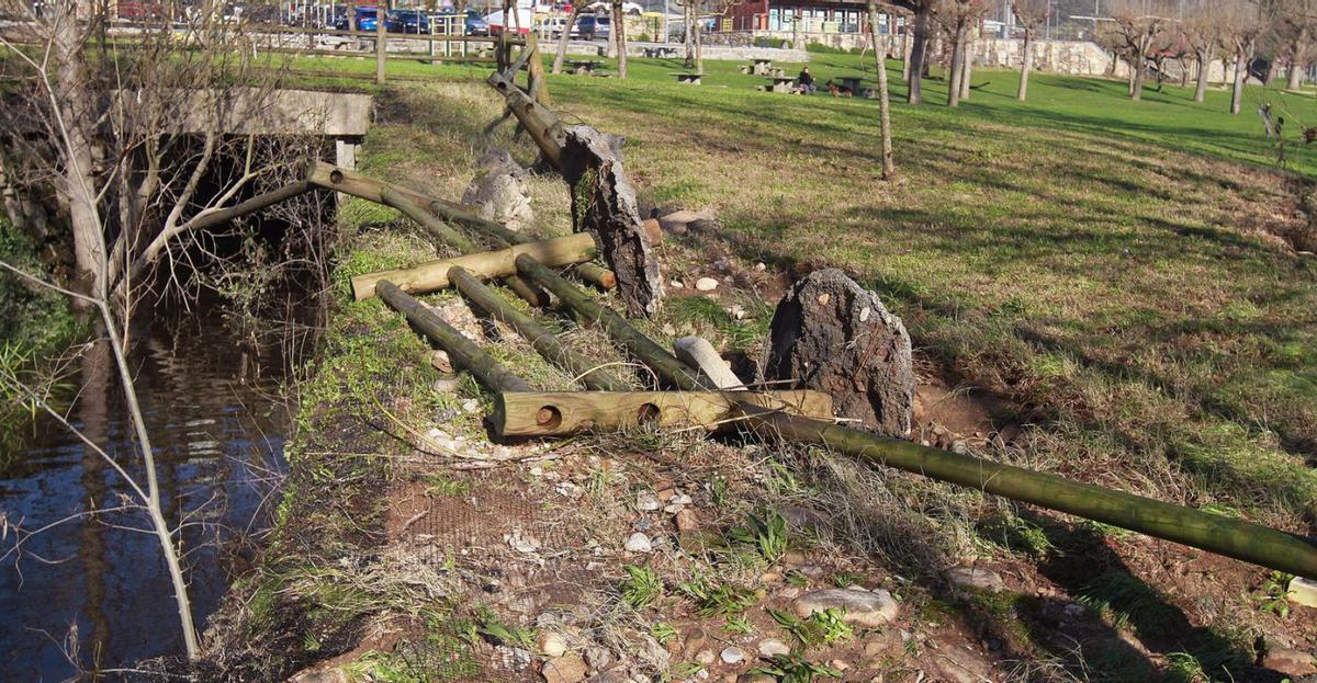 Uno de los daños en los paseos ocasionados por las crecidas. |   // IÑAKI OSORIO