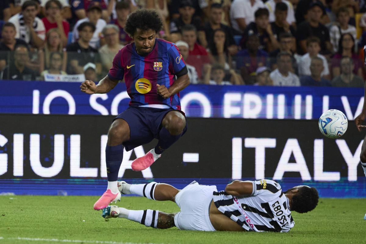 Karim Adeyemi esquiva la entrada de Enzo Ebosse en el Udinese-Barça del sábado.