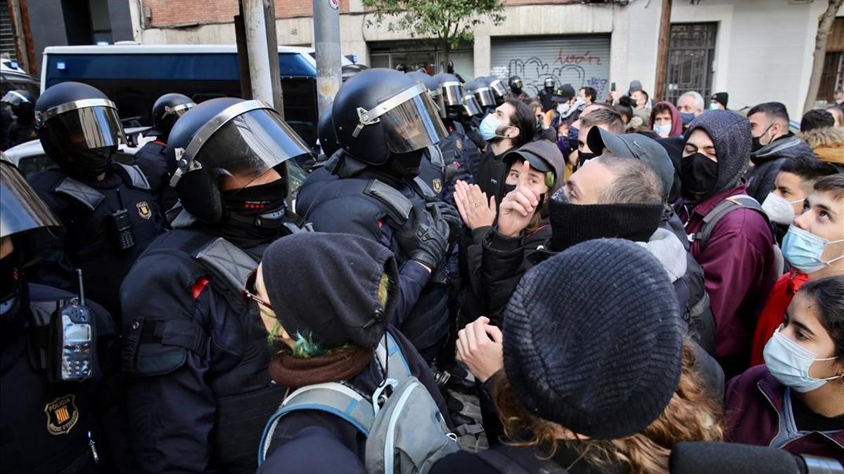 Presencia policial en un desahucio, este jueves en el Guinardó.