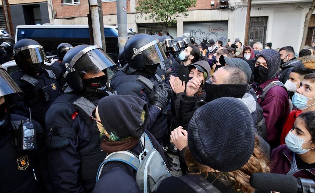 BARCELONA 10 12 2020  Barcelona   El movimiento por la vivienda de Catalunya se pronunciara delante la nueva posicion  del Gobierno espanol sobre los desalojos y la ocupacion  Y la campana  CapMesDesnonament  En la foto desalojo en la c  Trobador  44  en el (Guinardo)     FOTO de RICARD CUGAT