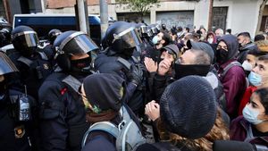 BARCELONA 10 12 2020  Barcelona   El movimiento por la vivienda de Catalunya se pronunciara delante la nueva posicion  del Gobierno espanol sobre los desalojos y la ocupacion  Y la campana  CapMesDesnonament  En la foto desalojo en la c  Trobador  44  en el (Guinardo)     FOTO de RICARD CUGAT