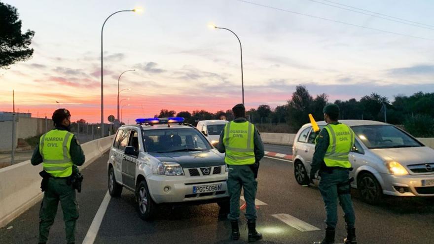 Agentes de la Guardia Civil, durante un control en una carretera de Mallorca.