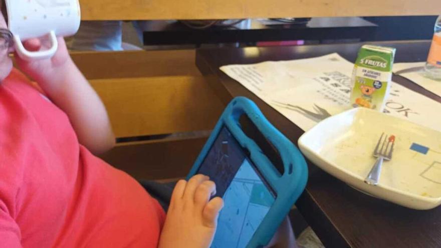 Obligan a un menor con autismo a pagar el menú de un restaurante de Valencia pese a llevar su propia comida