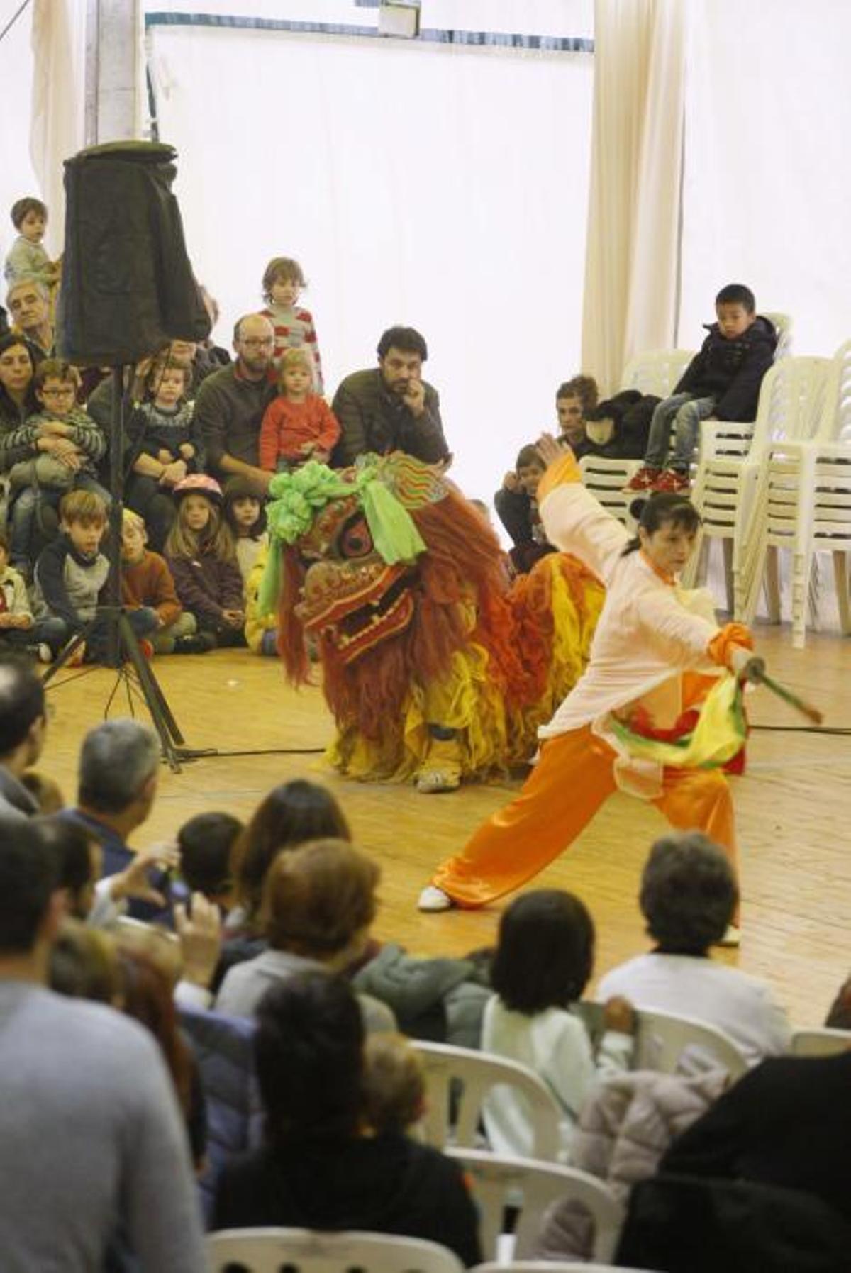 Un espectacle tradicional xinès omple l''envelat de la plaça Miquel de Palol de Girona Un espectacle tradicional xinès omple l''envelat de la plaça Miquel de Palol de Girona
