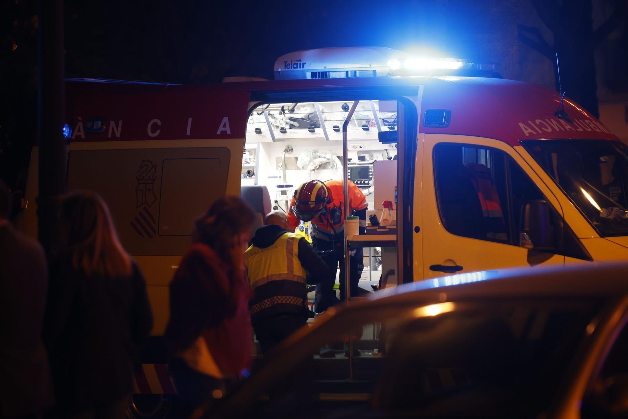 El fuego devora un edificio en la avenida Maestro Rodrigo de València