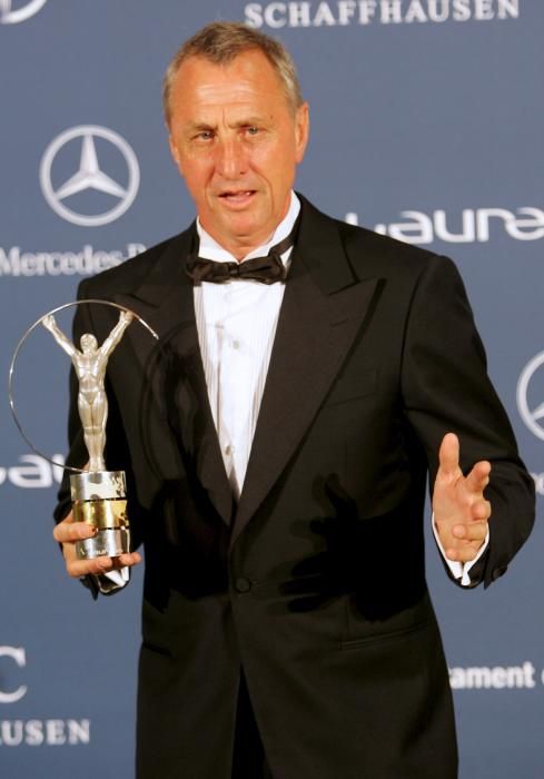 El ex futbolista y ex entrenador holandés Johan Cruyff ha fallecido a los 68 años. Ganó tres veces el Balón de Oro en los 70 y jugó en el Ajax, Barcelona y Levante, entre otro