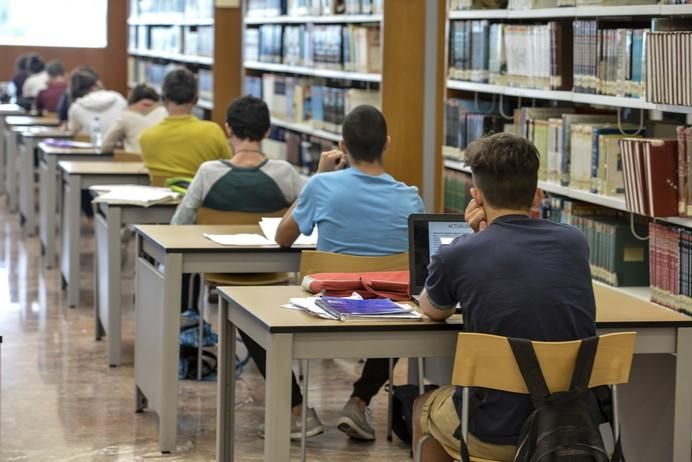 LAS PALMAS DE GRAN CANARIA A 06/06/2017. Alumnos preparándose para la prueba EBAU en la Biblioteca Pública. FOTO: J.PÉREZ CURBELO