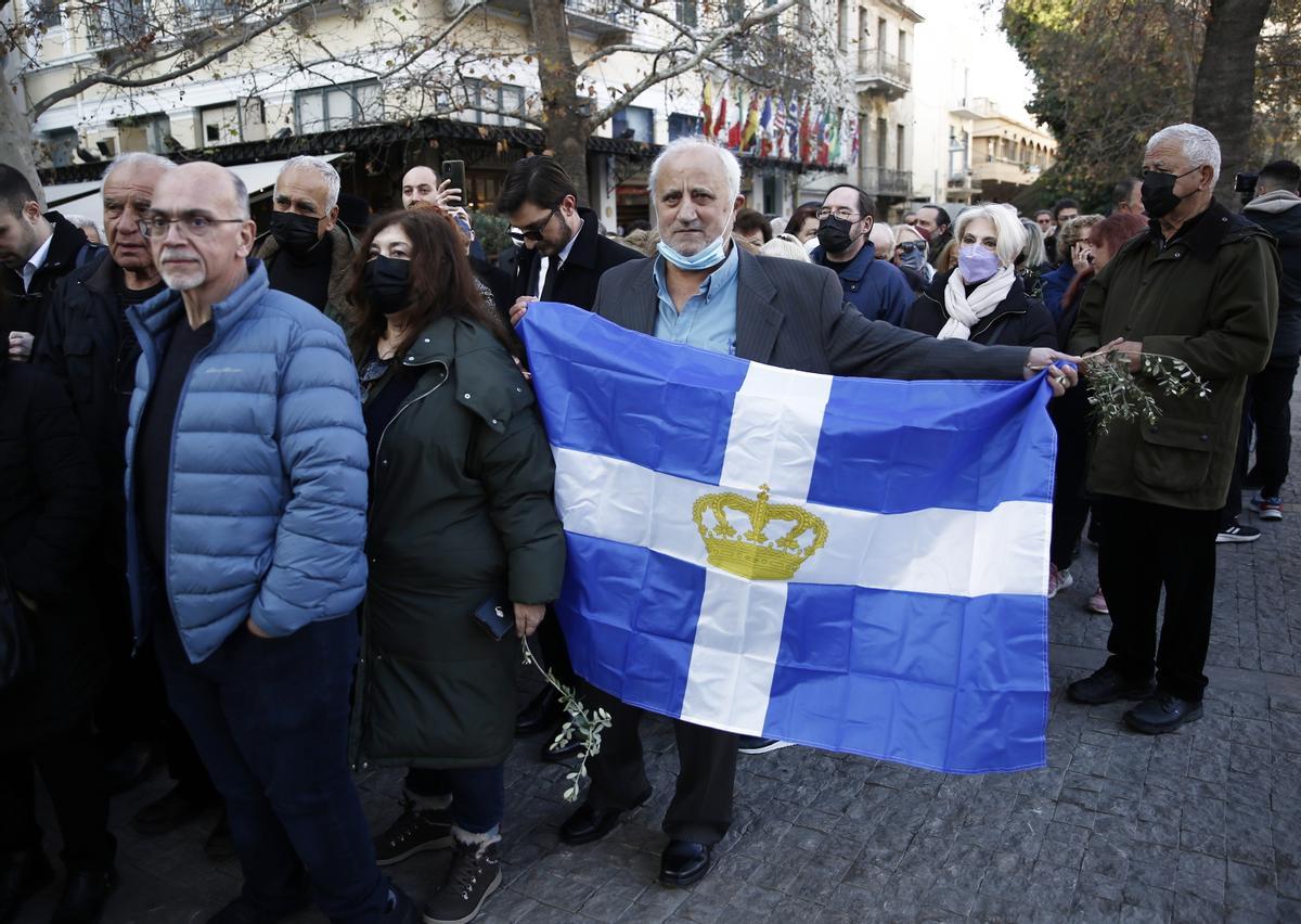 Athens (Greece), 16/01/2023.- Mourners wait in line to pay their respects to the late former King Constantine II, at the Metropolitan Cathedral of Athens,Greece, 16 January 2023. Greece’s former King Constantine II died at the age of 82 on 10 January 2023. The funeral service is due to take place at the Metropolis Cathedral of Athen and he will be burried near the graves of his ancestrors at the Tatoi former royal palace. (Grecia, Atenas) EFE/EPA/YANNIS KOLESIDIS