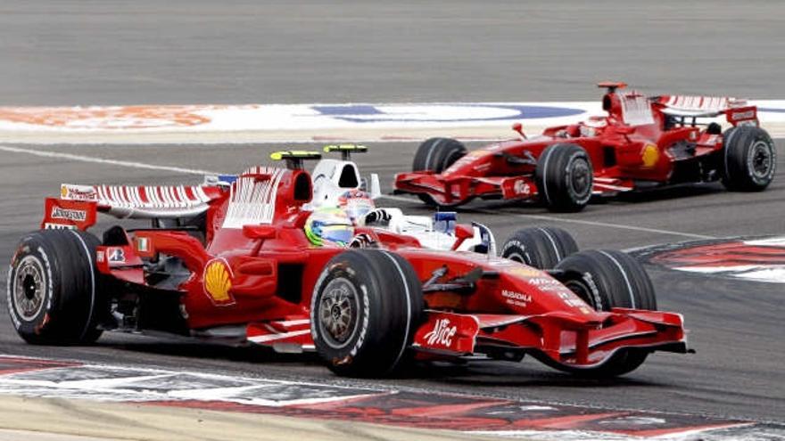 El piloto brasileño de Fórmula Uno, Felipe Massa (adelante), de Ferrari, en acción durante la carrera del Gran Premio de Fórmula Uno de Bahrein