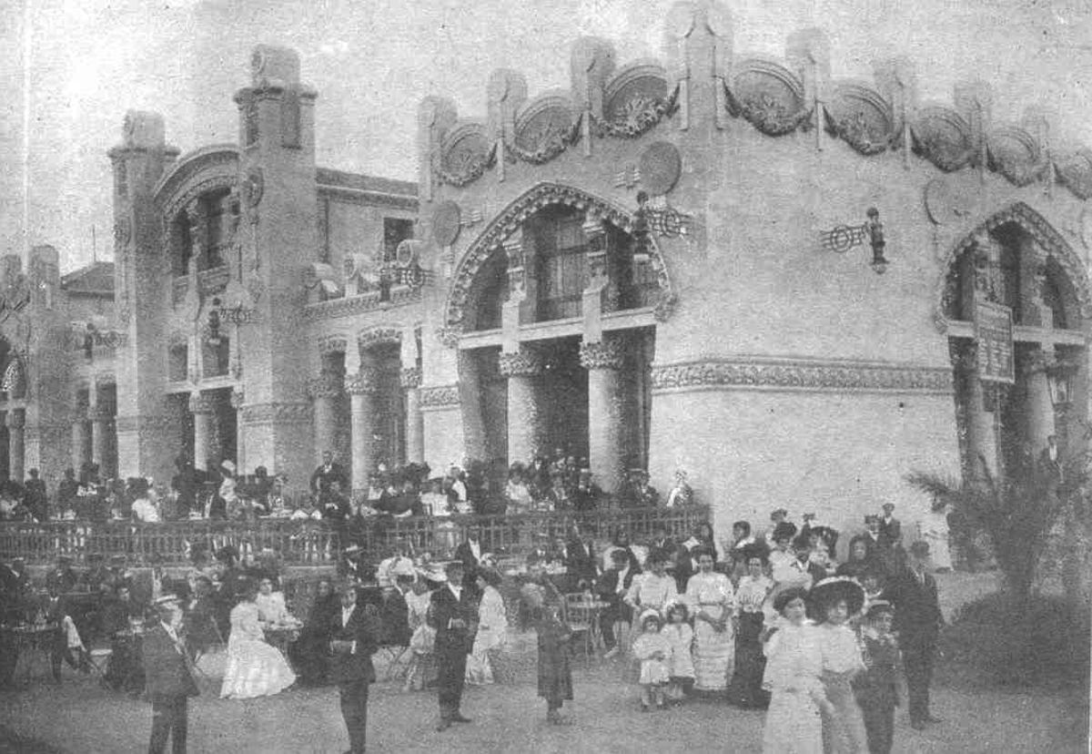 Antiguo matadero de Zaragoza, diseñado por Ricardo Magdalena y sede de la Exposición Aragonesa de 1885.