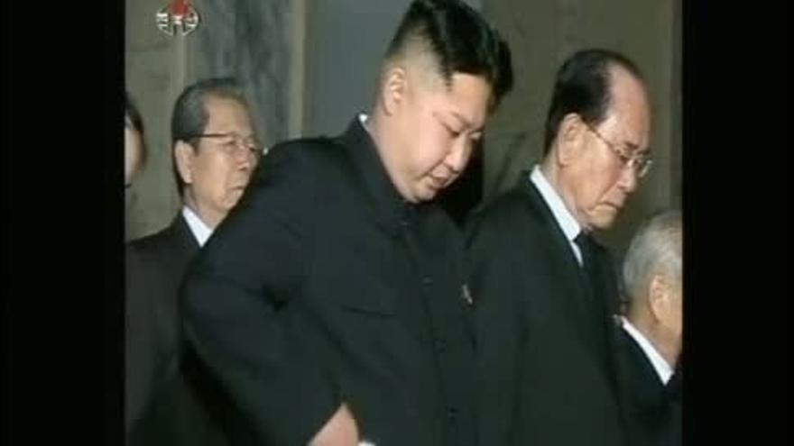 Kim Jong-un llora la muerte de su padre