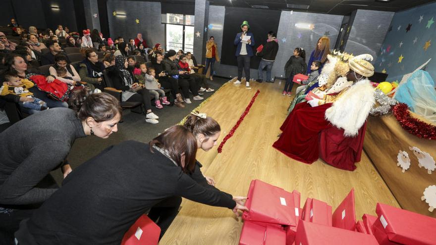 Elche Acoge entrega regalos a 151 niños con riesgo de exclusión social en el CEU