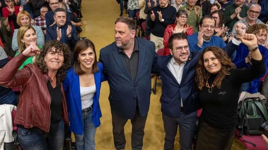 ERC-Chef Oriol Junqueras (Mi.) und Katalonien-Premier Pere Aragonès (2. v. re.) mit Anhängern. | F.: EUROPAPRESS