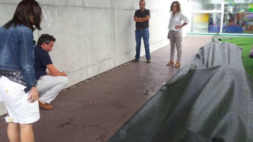 La concejala y los arquitectos supervisan las instalaciones del centro educativo. // FdV