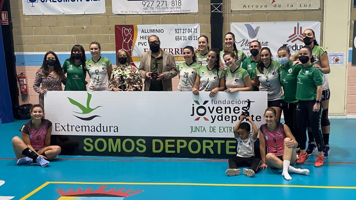 Plantilla del Arroyo junto a las autoridades presentes en el torneo.