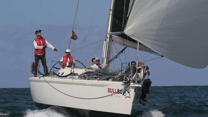 Cumbre de regatistas en las aguas de Gijón