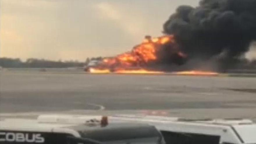Al menos 13 muertos al incendiarse un avión ruso en pleno vuelo