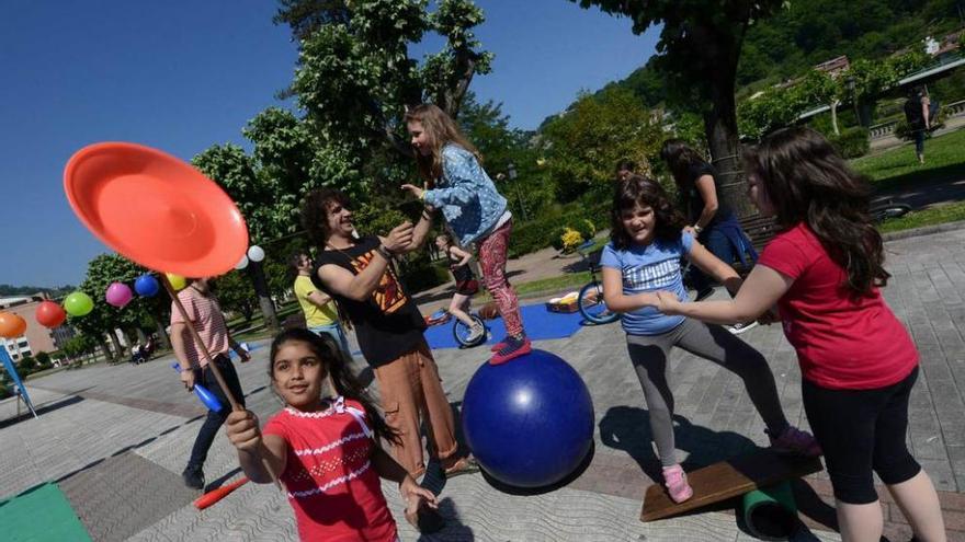 Niños, en el parque de La Laguna, en El Entrego, durante una actividad organizada el año pasado.