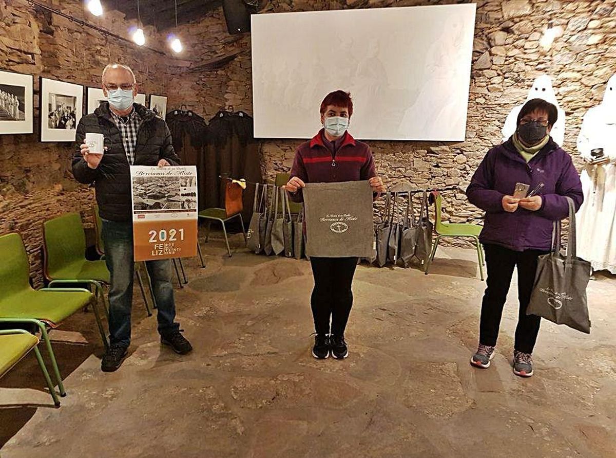 Presentación de los presentes de la “Pasión de un pueblo”. | Ch. S.