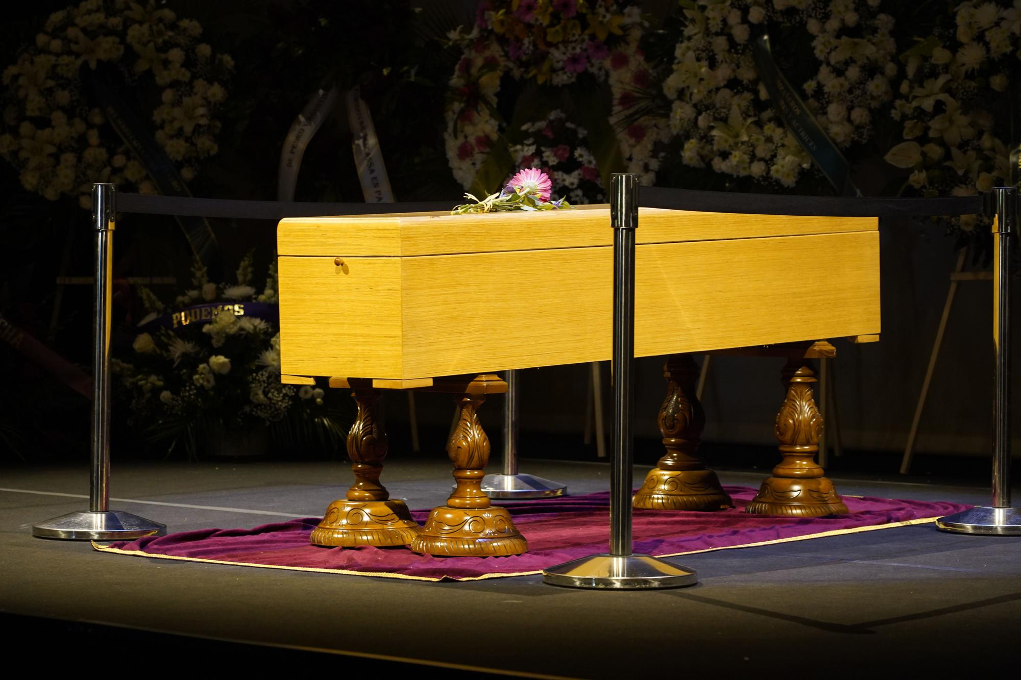 Recurso del féretro del actor Juan Diego en el interior de la capilla ardiente situada en el Teatro Español, a 29 de abril de 2022, en Madrid (España).