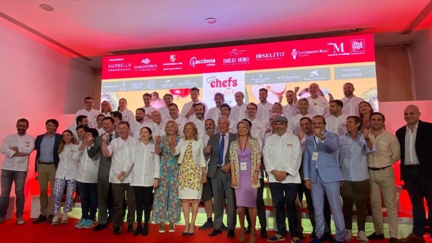 Foto de familia con algunos de los chefs participantes en la cuarta edición de ChefsforChildren, en Marbella.