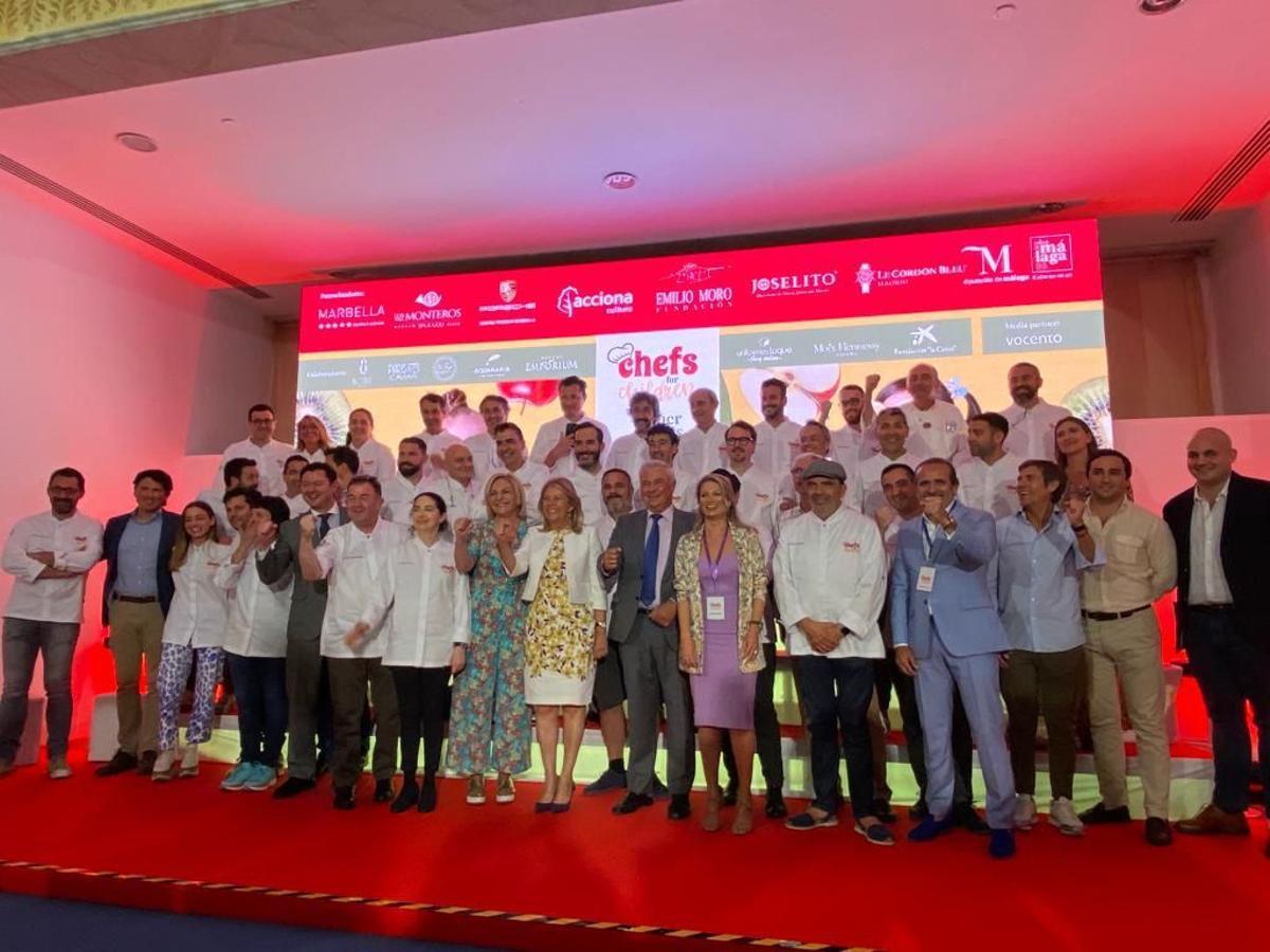 Foto de familia con algunos de los chefs participantes en la cuarta edición de ChefsforChildren, en Marbella.