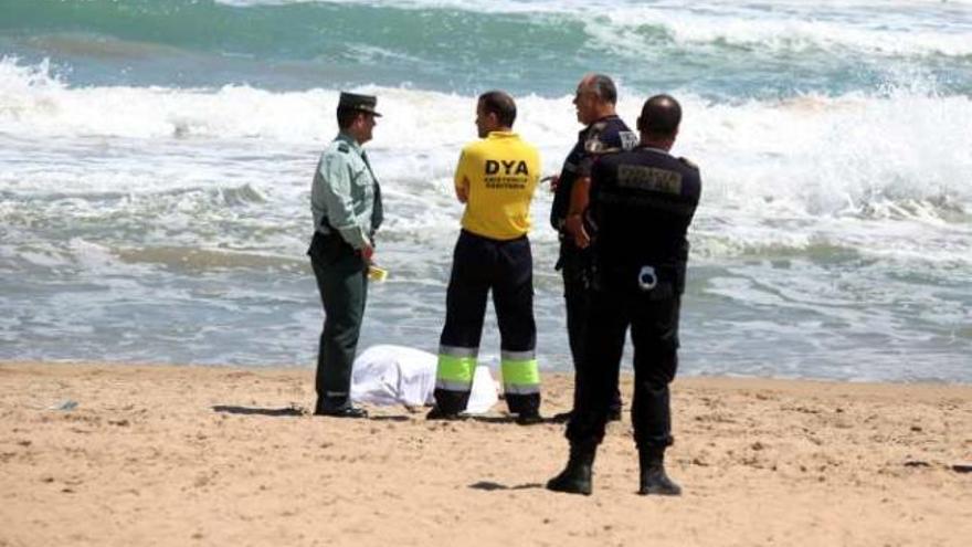 El cuerpo sin vida del fallecido el sábado en La Marina.