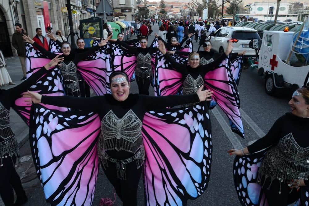 Colorido domingo de carnaval con el desfile de Cangas y la danza de Meira // Gonzalo Núñez