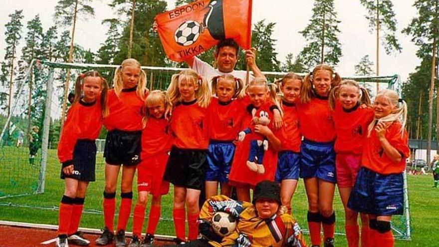 Juan, con el equipo de fútbol de su hija, que aparece la cuarta por la derecha.