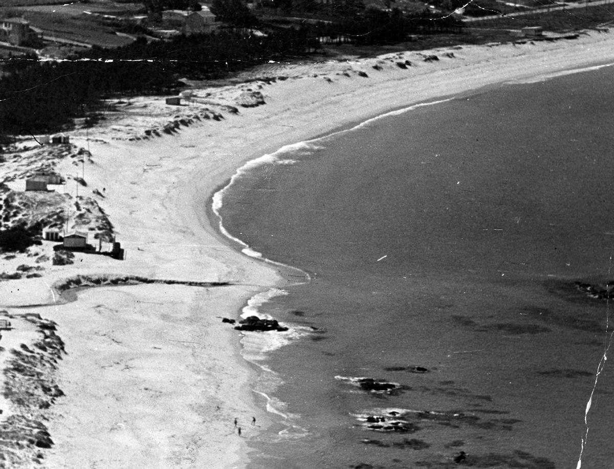 Vista general de la playa de Samil, en 1971.