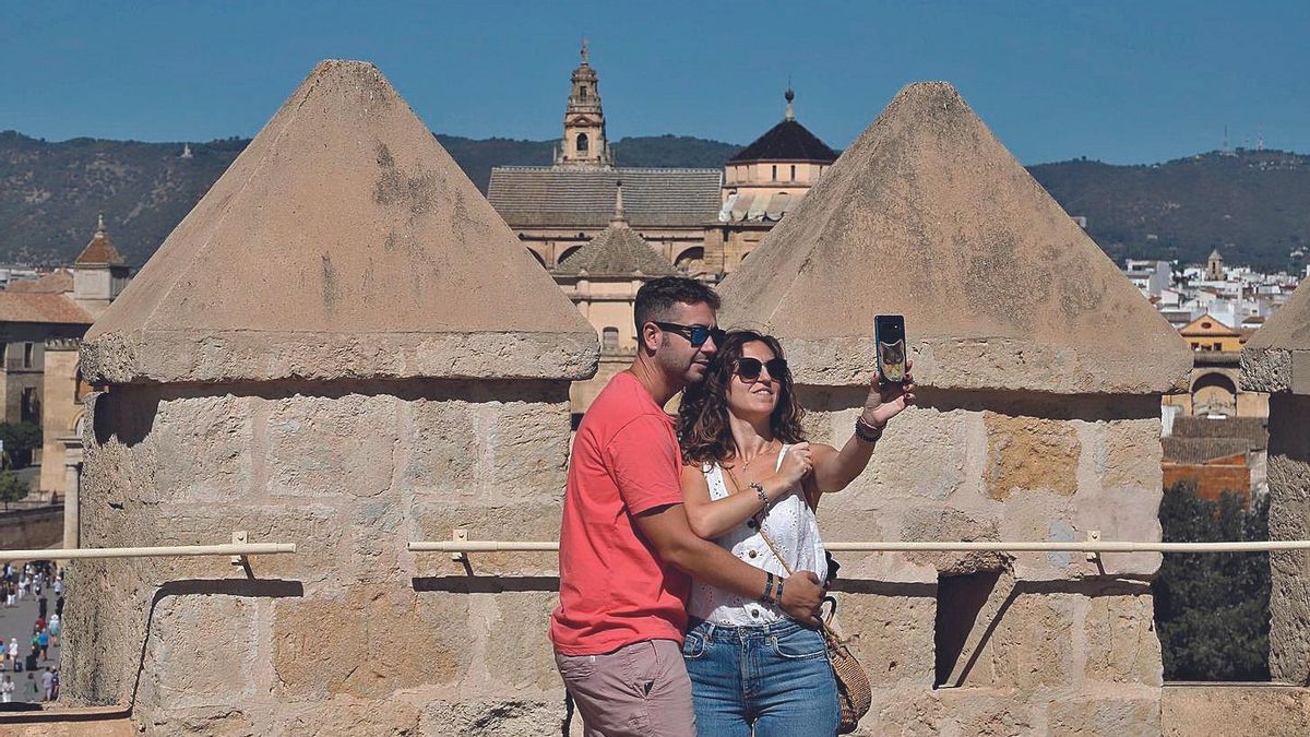 Dos jóvenes se hacen un selfi desde la Torre de la Calahorra.