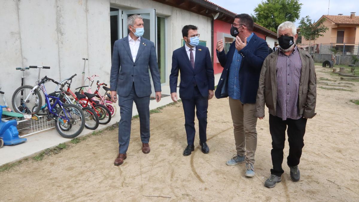 El president Pere Aragonès i conseller d&#039;Educació, Josep Gonzàlez-Cambray, visiten l&#039;escola de l&#039;Estany acompanyats pel director del centre i l&#039;alcalde