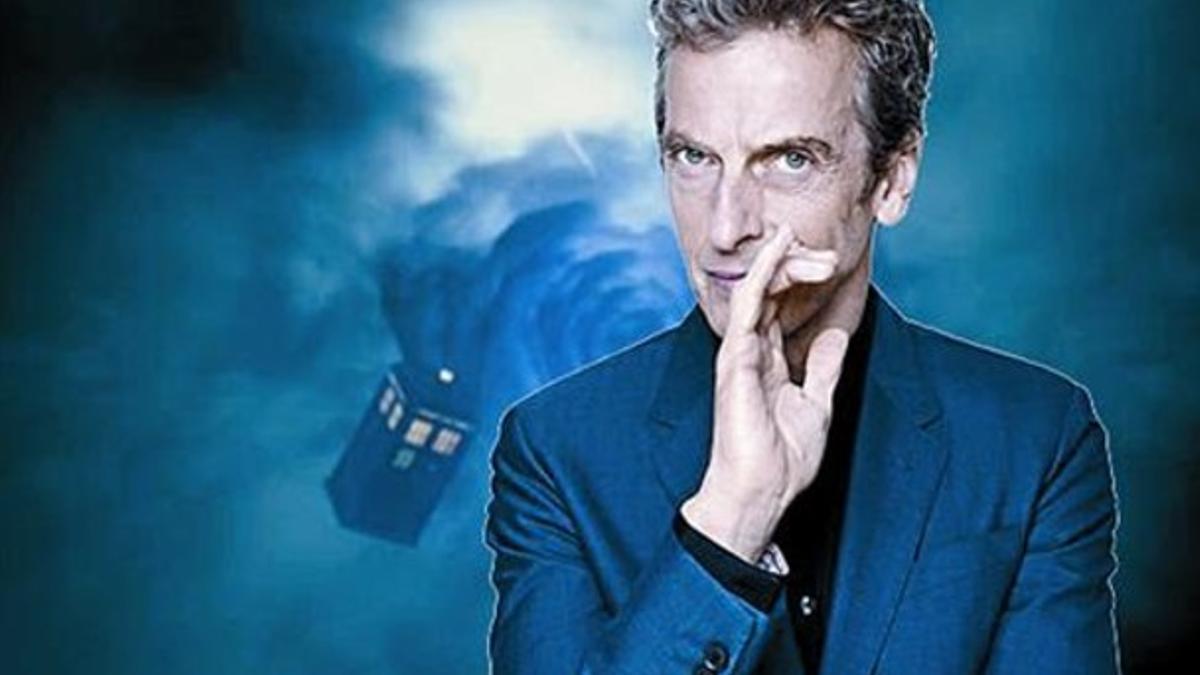 Peter Capaldi, el nuevo Doctor Who, con la nave azul detrás.