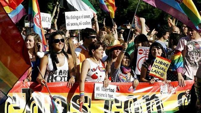 Un grupo de asistentes a una manifestación del Orgullo Gay. / efe