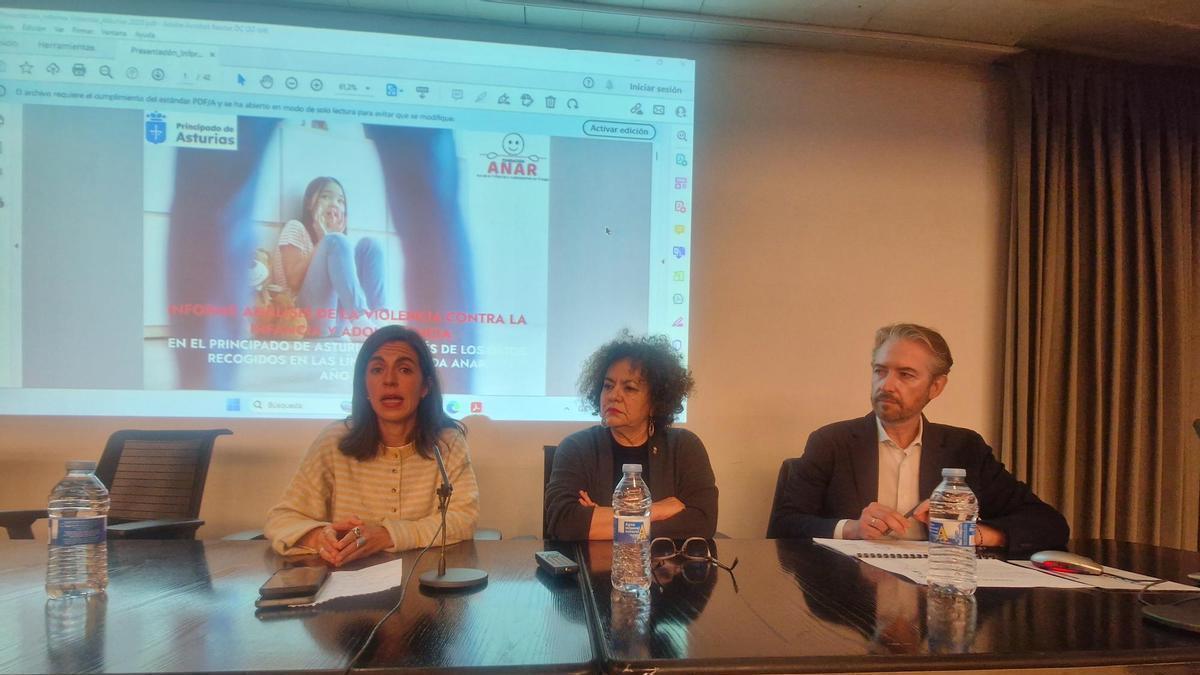 La directora general de Infancia y Familias, Clara Sierra; Marta del Arco; y el director técnico de la Fundación Anar, Benjamín Ballesteros.