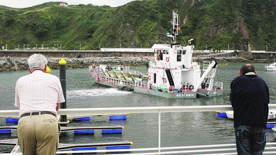 La draga «Ría de Navia», durante sus labores en Candás en el mes de agosto.