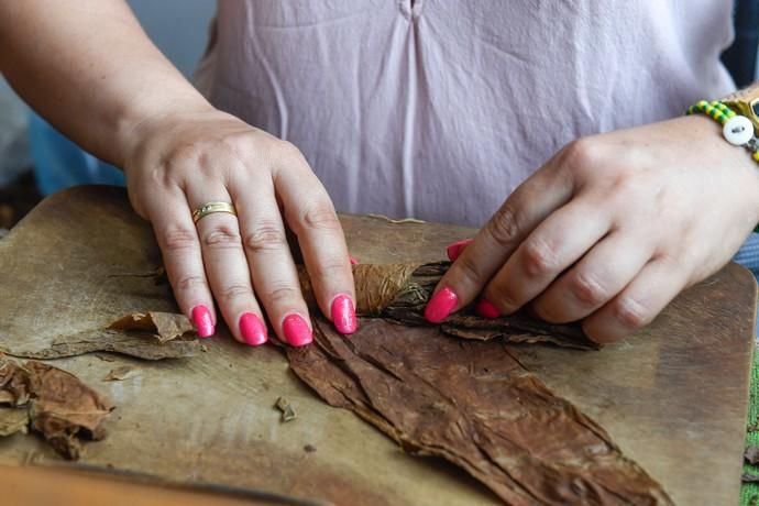 27-08-20  LAS PALMAS DE GRAN CANARIA. SCHAMANN. LAS PALMAS DE GRAN CANARIA.  Reportaje al único taller de puros artesanos que hay en la capital. El taller se llama Doble M y lo lleva Mercedes Martínez, ella es cubana y trae las hojas de tabaco desde la isla caribeña, todo lo hace a mano.  Fotos: Juan Castro.  | 27/08/2020 | Fotógrafo: Juan Carlos Castro