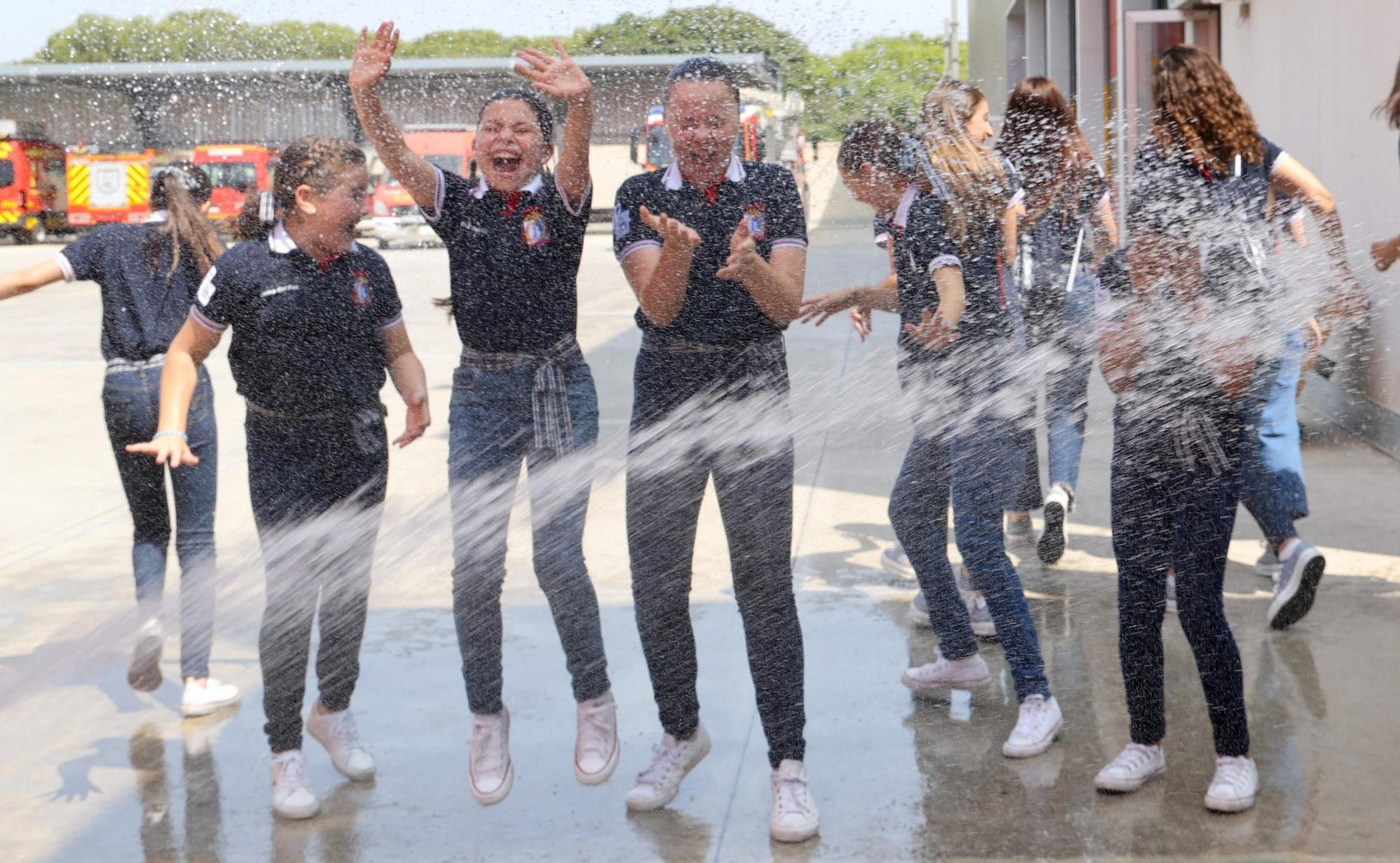 Visita al parque de Bomberos de la Belleas del Foc 2025 y sus damas de honor