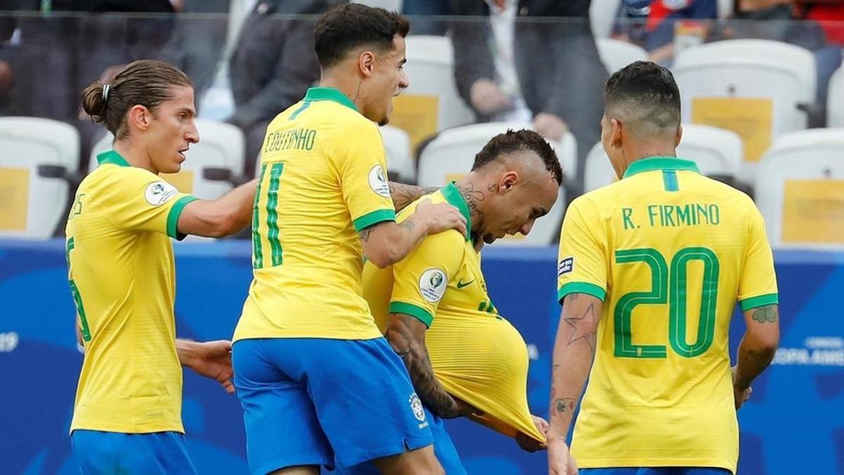 Everton celebra un gol junto a Firmino, Coutinho y Filipe Luis.