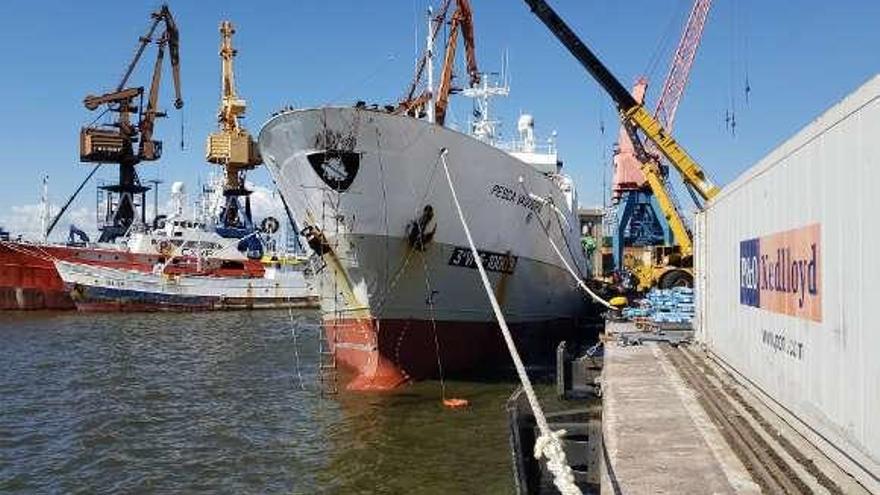 El &quot;Pesca Vaqueiro&quot; ayer en el puerto de Montevideo. // Rodrigo Dávila