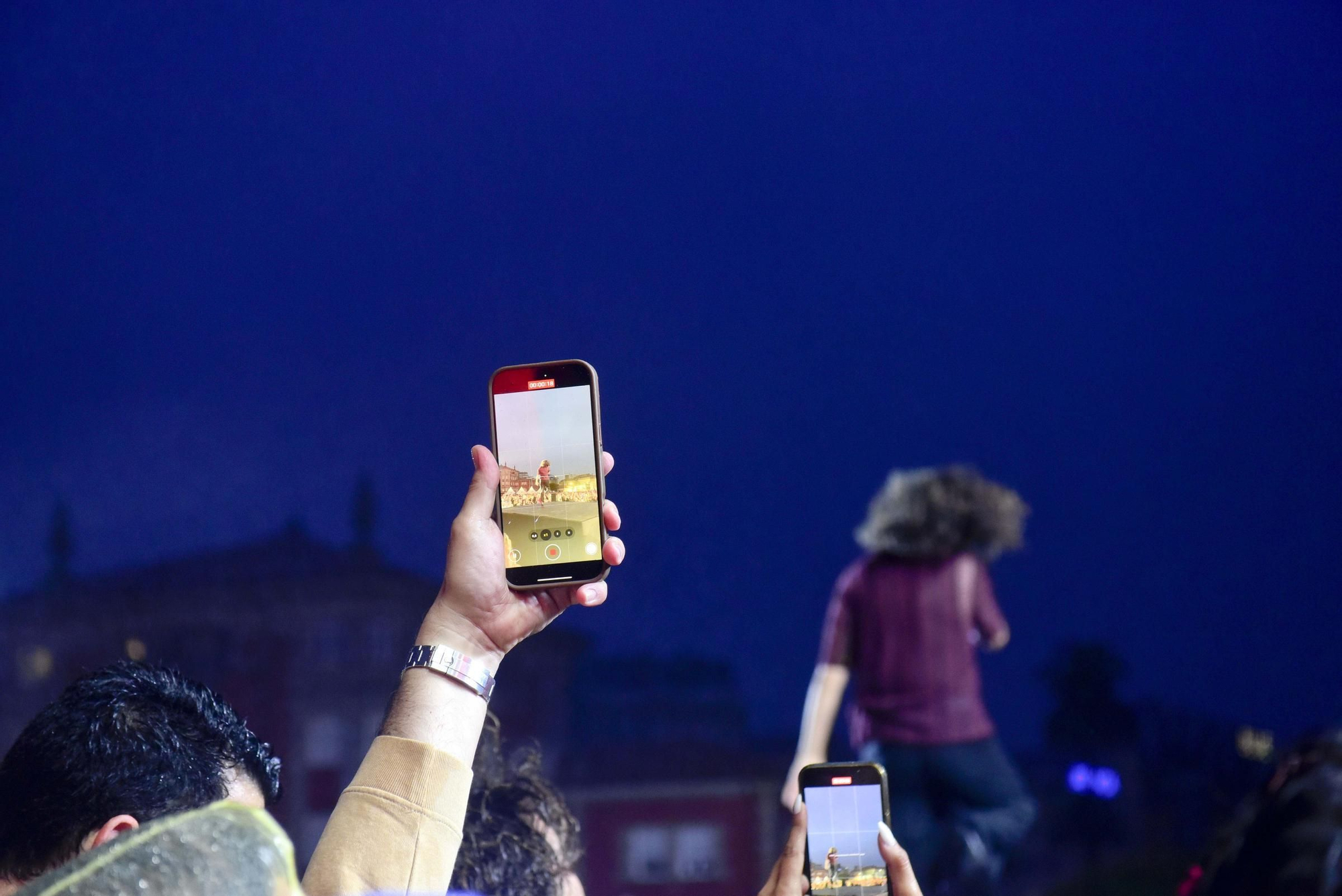 Arde Bogotá muestra su grandeza cantando bajo la lluvia de A Coruña