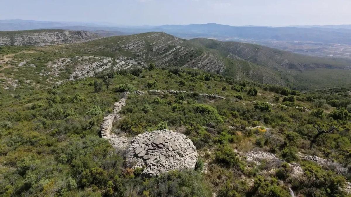 Elementos de piedra en seco en La Serratella.